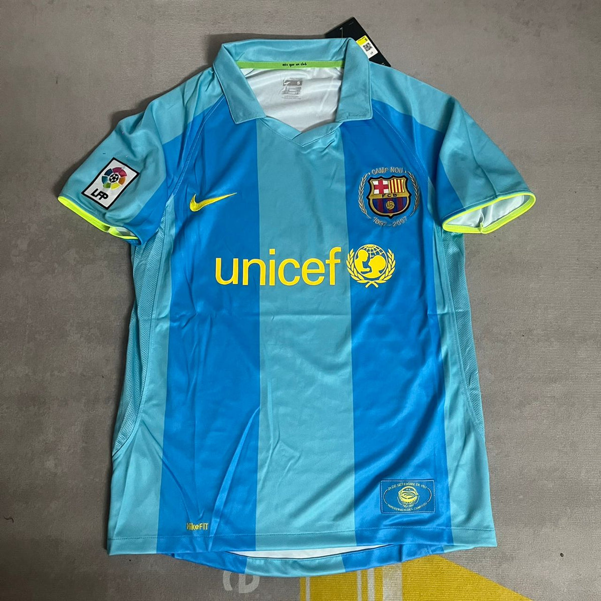 Lionel Messi Barcelona Blau Gelb Nummer 19 Erstes Debüt Retro Trikot Maillot Maglia Fußballtrikot