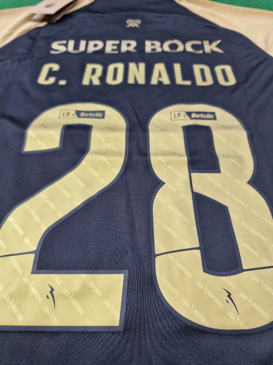 Cristiano Ronaldo Nummer 28 Sporting CP Goldenes Retro-Fußballtrikot